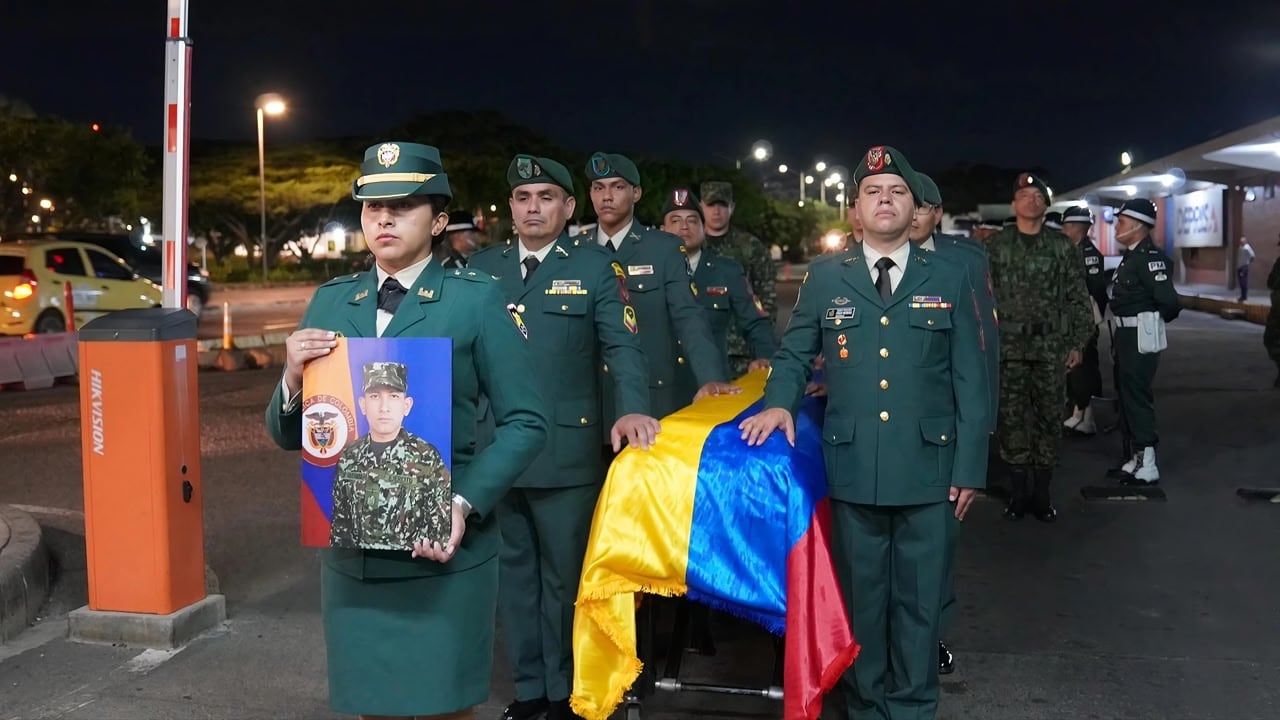 Con honores militares fueron recibidos los restos mortales del soldado profesional Wilson Andrés Guevara Bermeo. / Foto: Ejército Nacional.