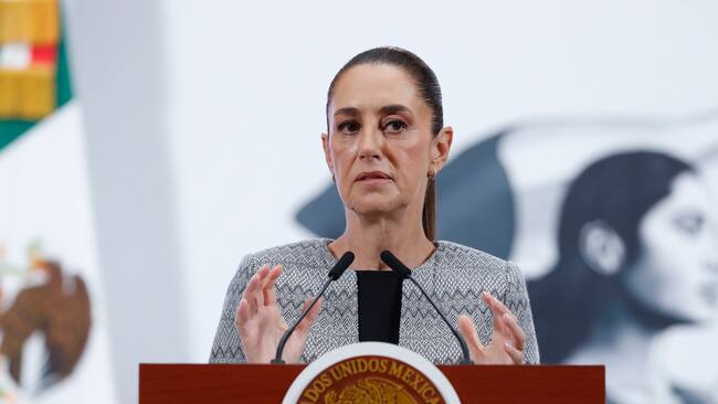 MEX4425. CIUDAD DE MÉXICO (MÉXICO), 05/06/2025.- La presidenta de México, Claudia Sheinbaum, participa este jueves durante una rueda de prensa en Palacio Nacional de la Ciudad de México (México). Sheinbaum señaló que está buscando colaborar con el Gobierno de Colombia para atender actividades de grupos criminales en ambas naciones, tras la presunta participación de colombianos en un ataque donde murieron ocho integrantes de la Guardia Nacional la semana pasada en el oeste de México. EFE/ Mario Guzmán