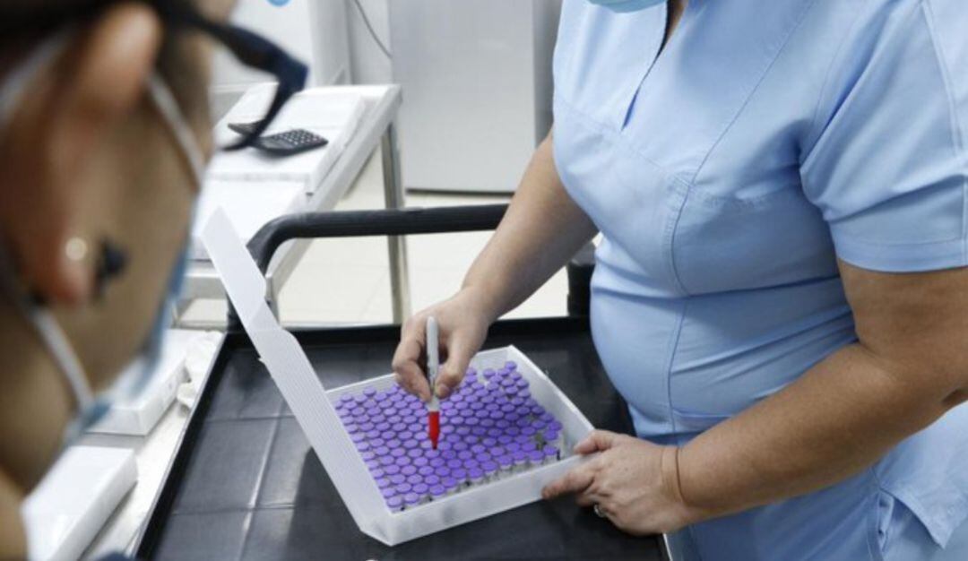 Tercera dosis para los de 18 y 49 años ya puede aplicarse a los 4 meses 