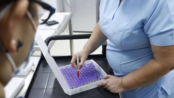 Tercera dosis para los de 18 y 49 años ya puede aplicarse a los 4 meses