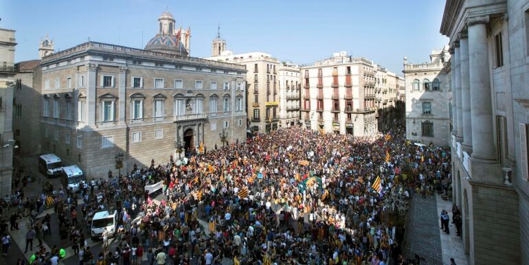 Cientos de estudiantes universitarios y de secundaria se manifestaban este jueves por el centro de Barcelona en protesta por la aplicación del artículo 155.