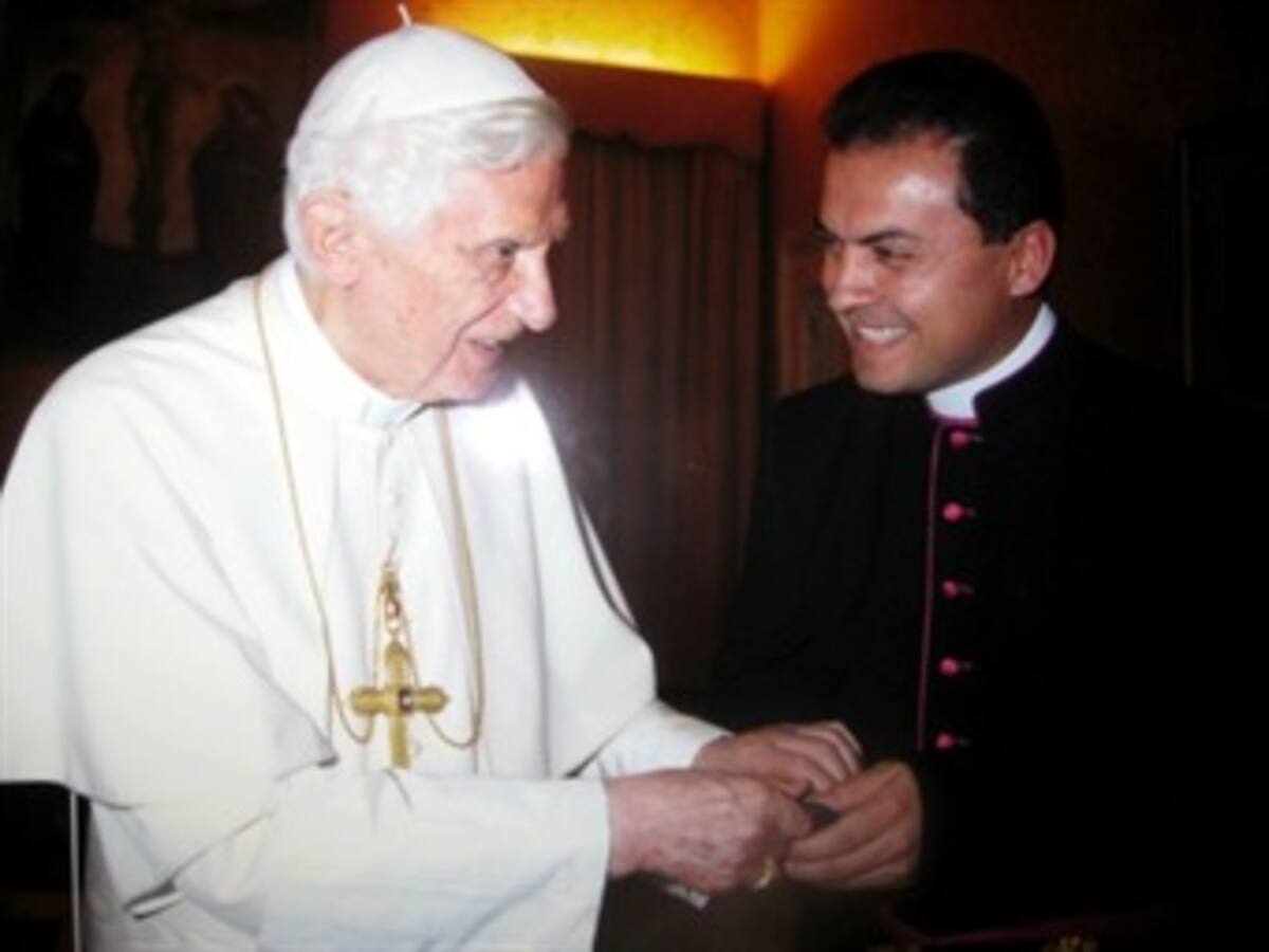 La Iglesia no queda huérfana con renuncia de Benedicto XVI: Capellán del papa