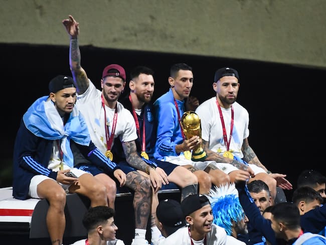 BUENOS AIRES, ARGENTINA - DECEMBER 20:  (L-R) Leandro Paredes, Rodrigo De Paul, Lionel Messi, Angel Di Maria and Nicolas Otamendi celebrate on the bus during the arrival of the Argentina men&#039;s national football team after winning the FIFA World Cup Qatar 2022 on December 20, 2022 in Buenos Aires, Argentina. (Photo by Rodrigo Valle/Getty Images)
