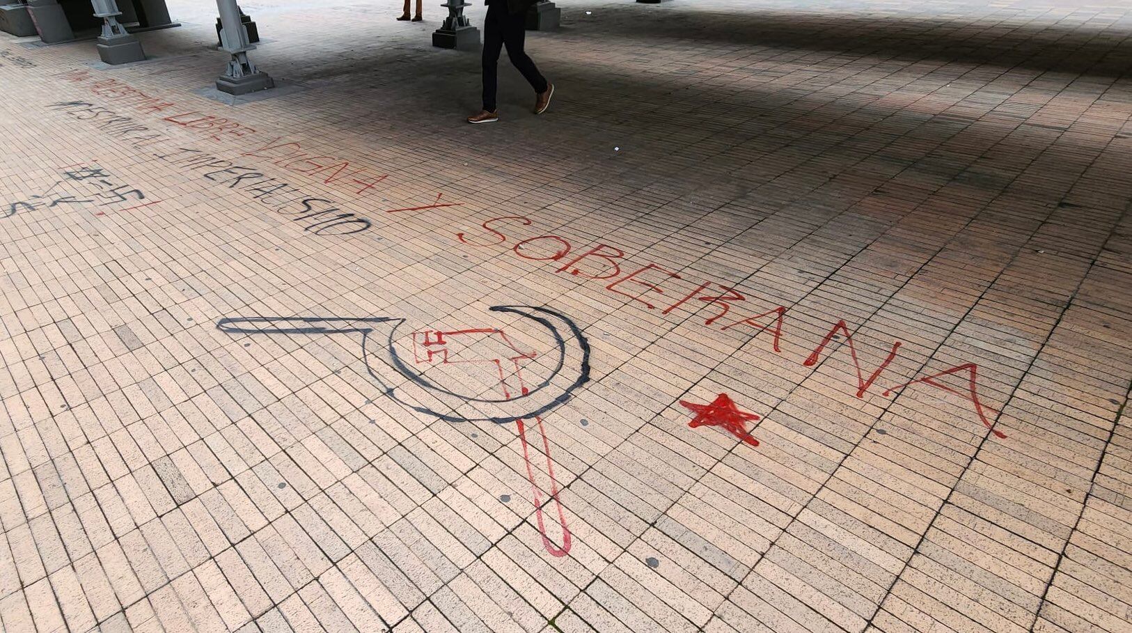 Vandalizan Embajada de Israel. Foto: X @galida12