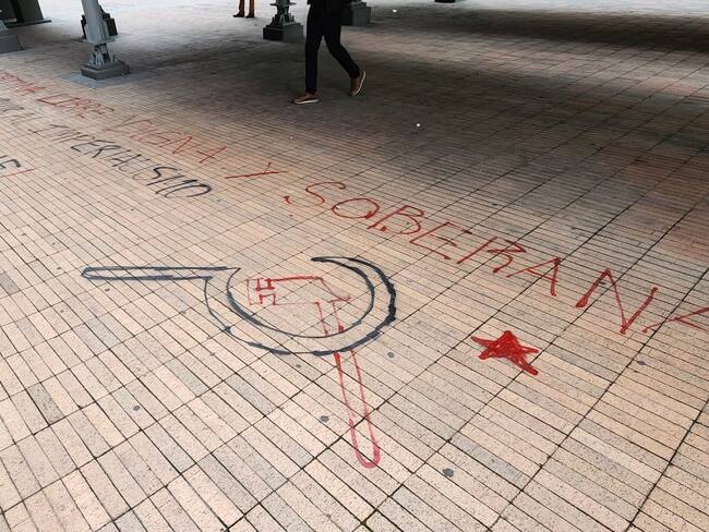 Vandalizan Embajada de Israel. Foto: X @galida12