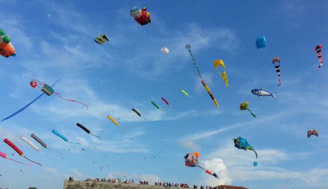 La Escuela Taller Cartagena de Indias también aconsejó evitar elevar estos elementos cerca de cables eléctricos para evitar accidentes