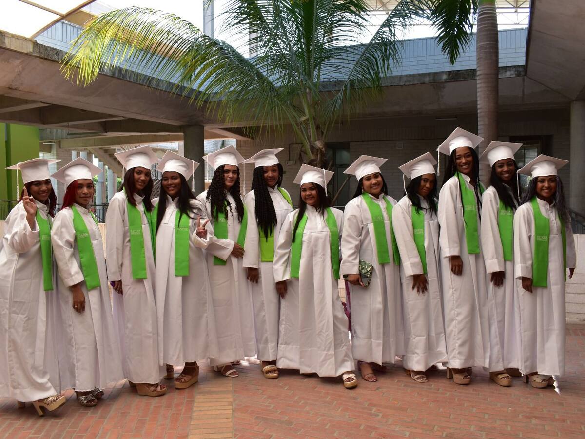 Madres adolescentes del barrio Bicentenario se gradúan en programas técnicos