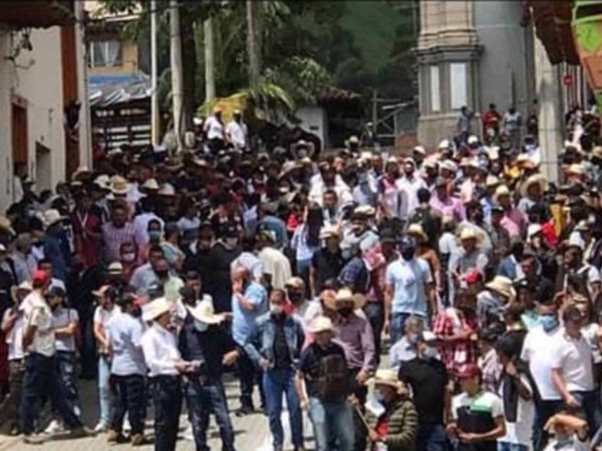 Una carrera de caballos generó aglomeraciones en Caramanta, Antioquia