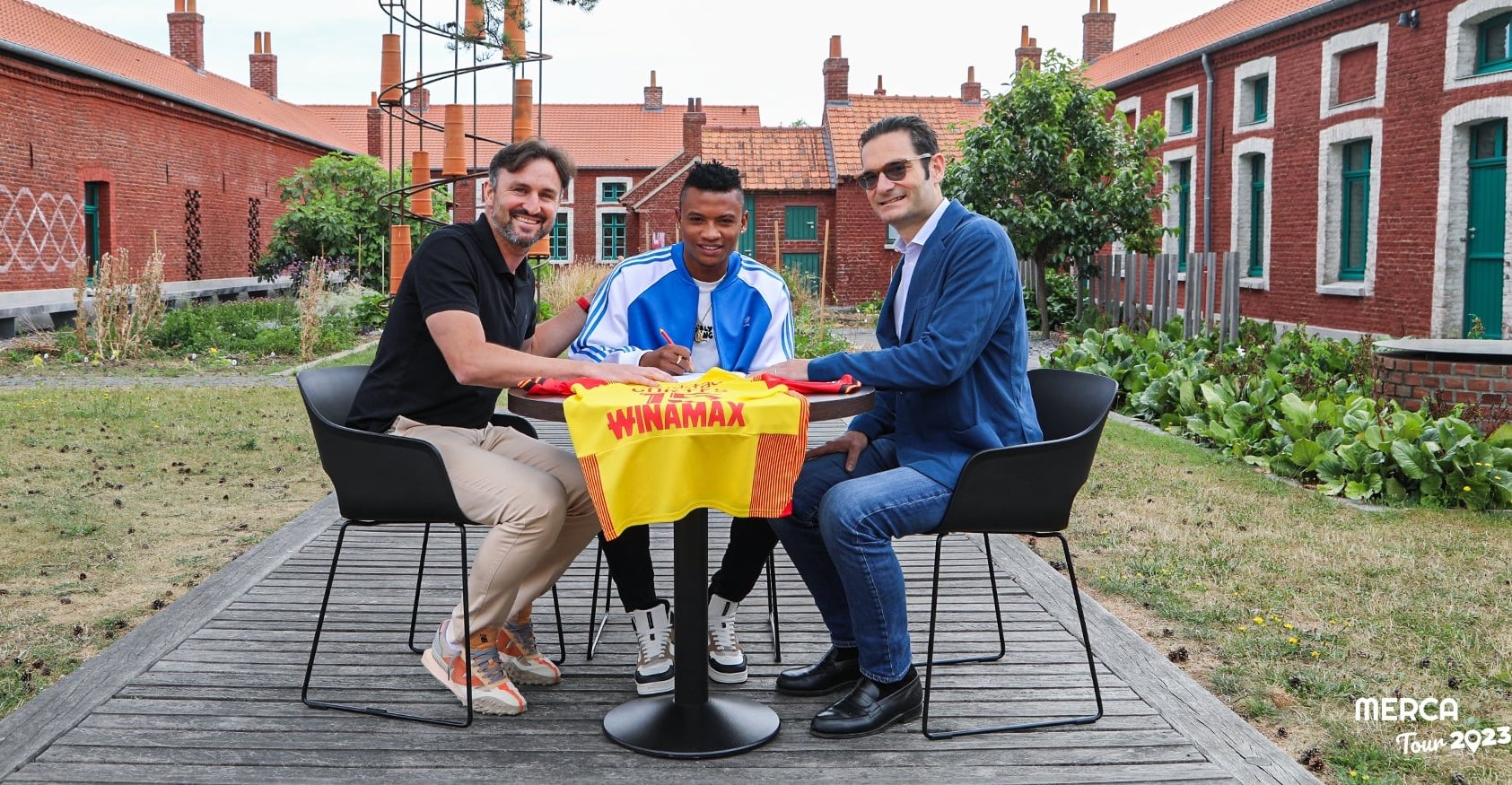 Óscar Cortés estampa la firma en el contrato que lo vincula como nuevo jugador del Lens de Francia / Foto: @RCLens