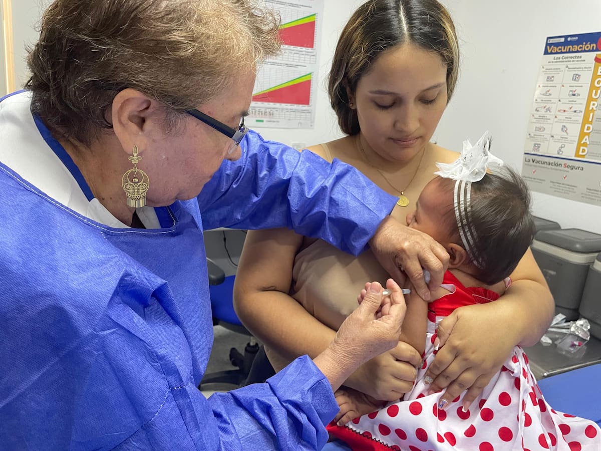 Listas 3 mil dosis de vacunas para proteger a recién nacidos de virus respiratorio en Bogotá
