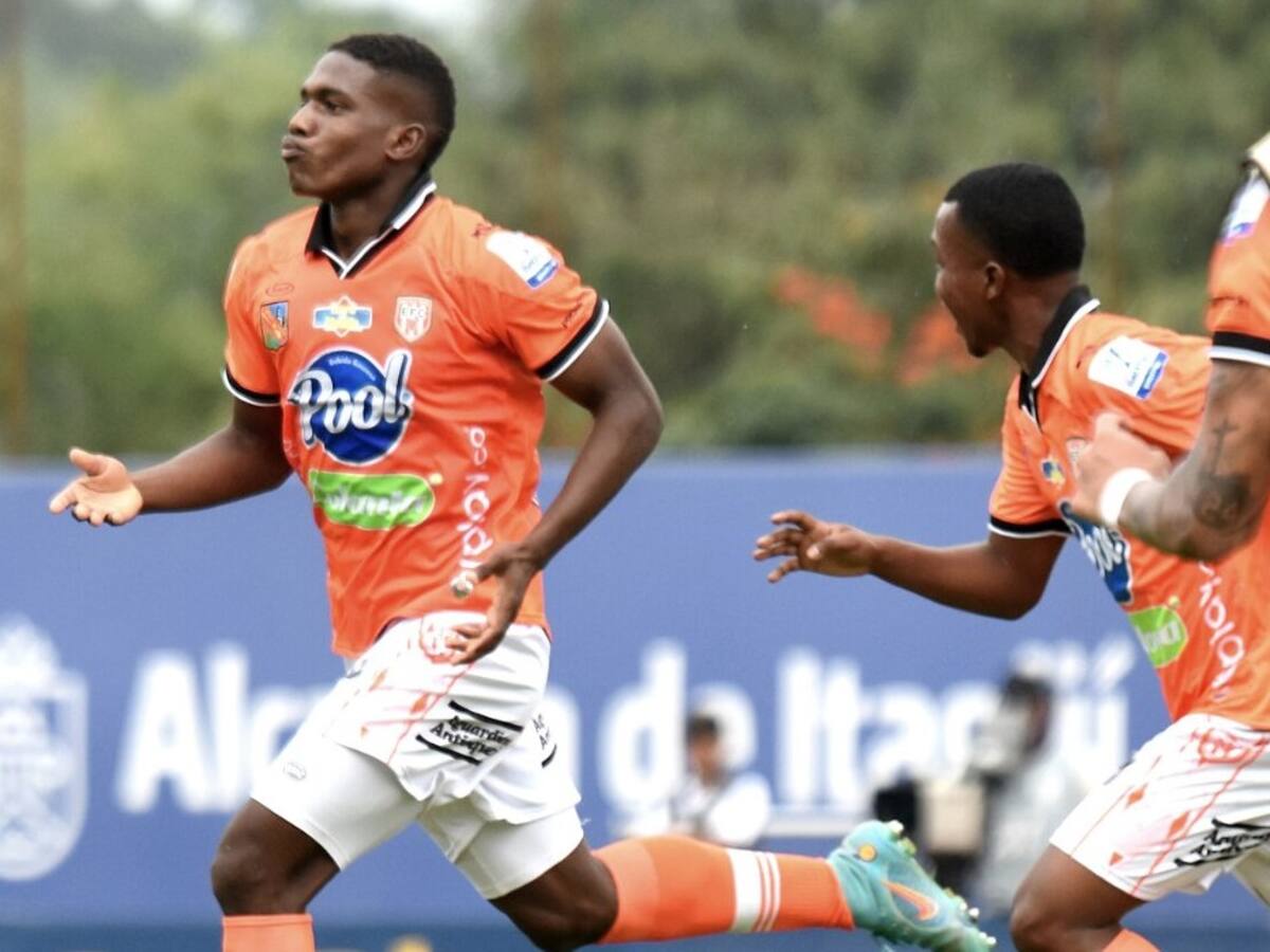 Envigado sumó sus primeros tres puntos en el campeonato ante Medellín