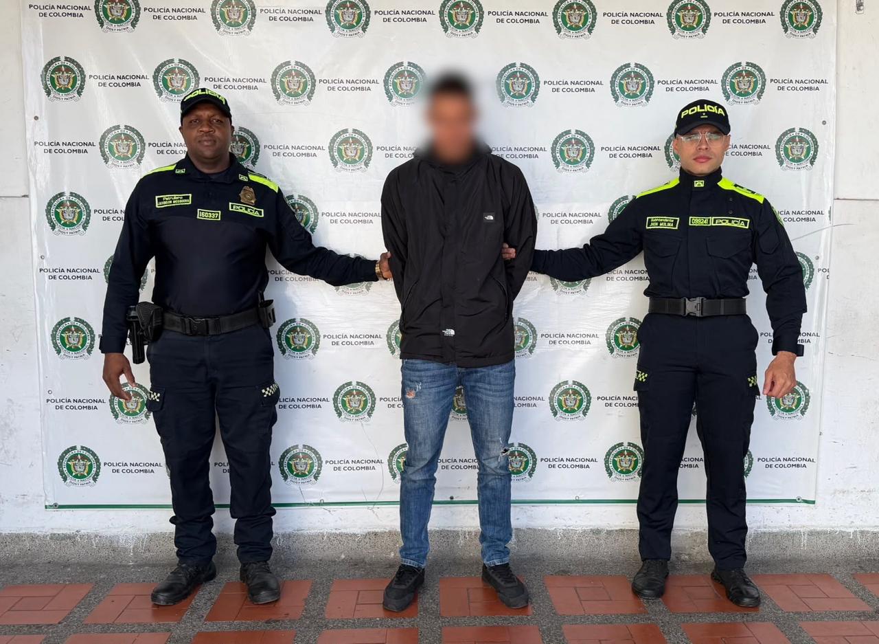 Capturado mediante orden judicial a Everson Daniel Zambrano, alias “Brayan”, señalado como presunto sicario al servicio de la Comisión Rodrigo Cadete. Foto Policía Huila 
