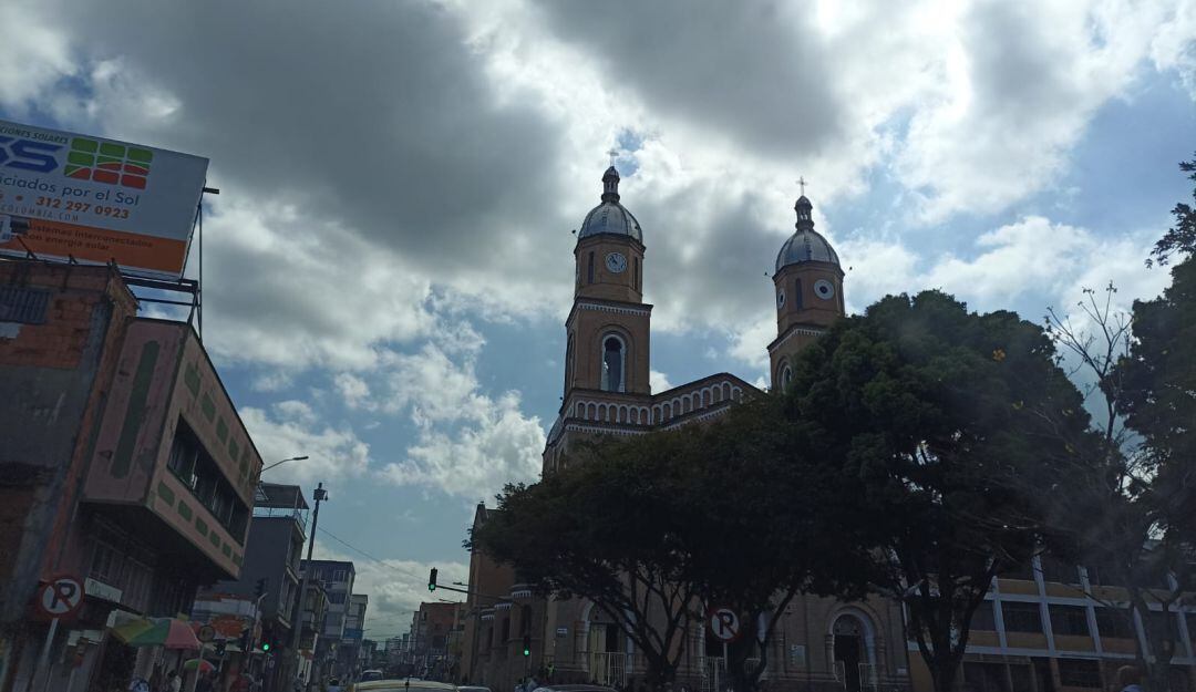 La iglesia San Francisco de Armenia en los días soleados 