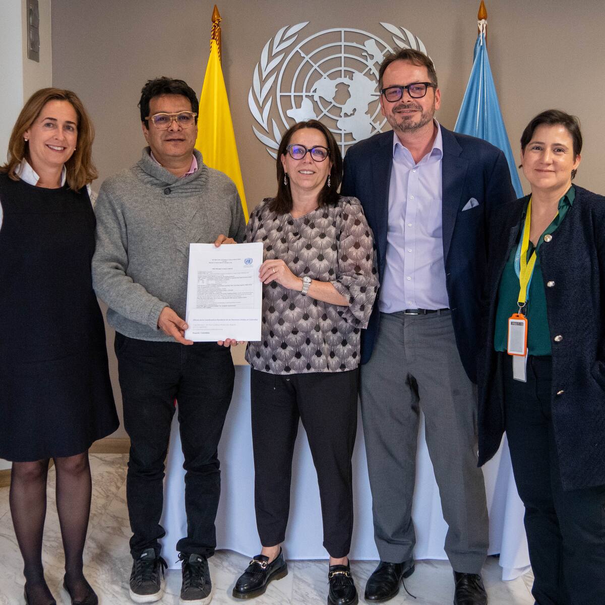 ¿Quién aprobó recursos para apoyar la paz en Colombia?