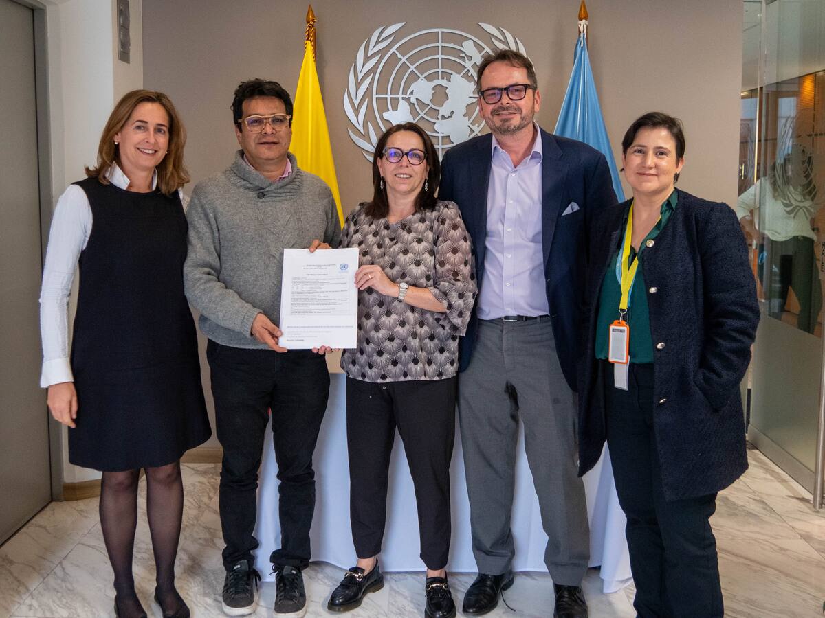 ¿Quién aprobó recursos para apoyar la paz en Colombia?