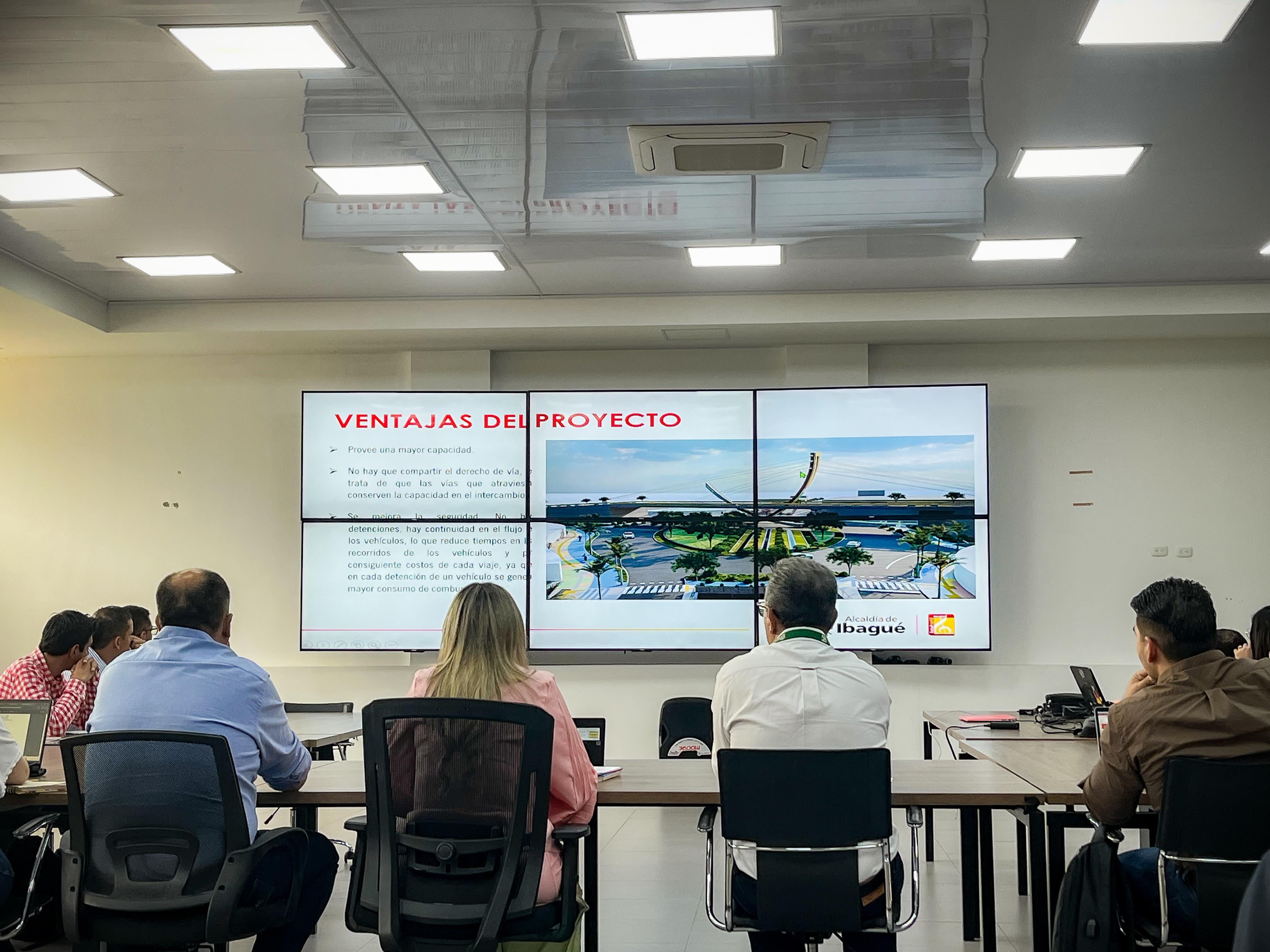 La reunión fue liderada por la alcaldesa Johana Aranda junto a profesionales de la ingeniería de la ciudad