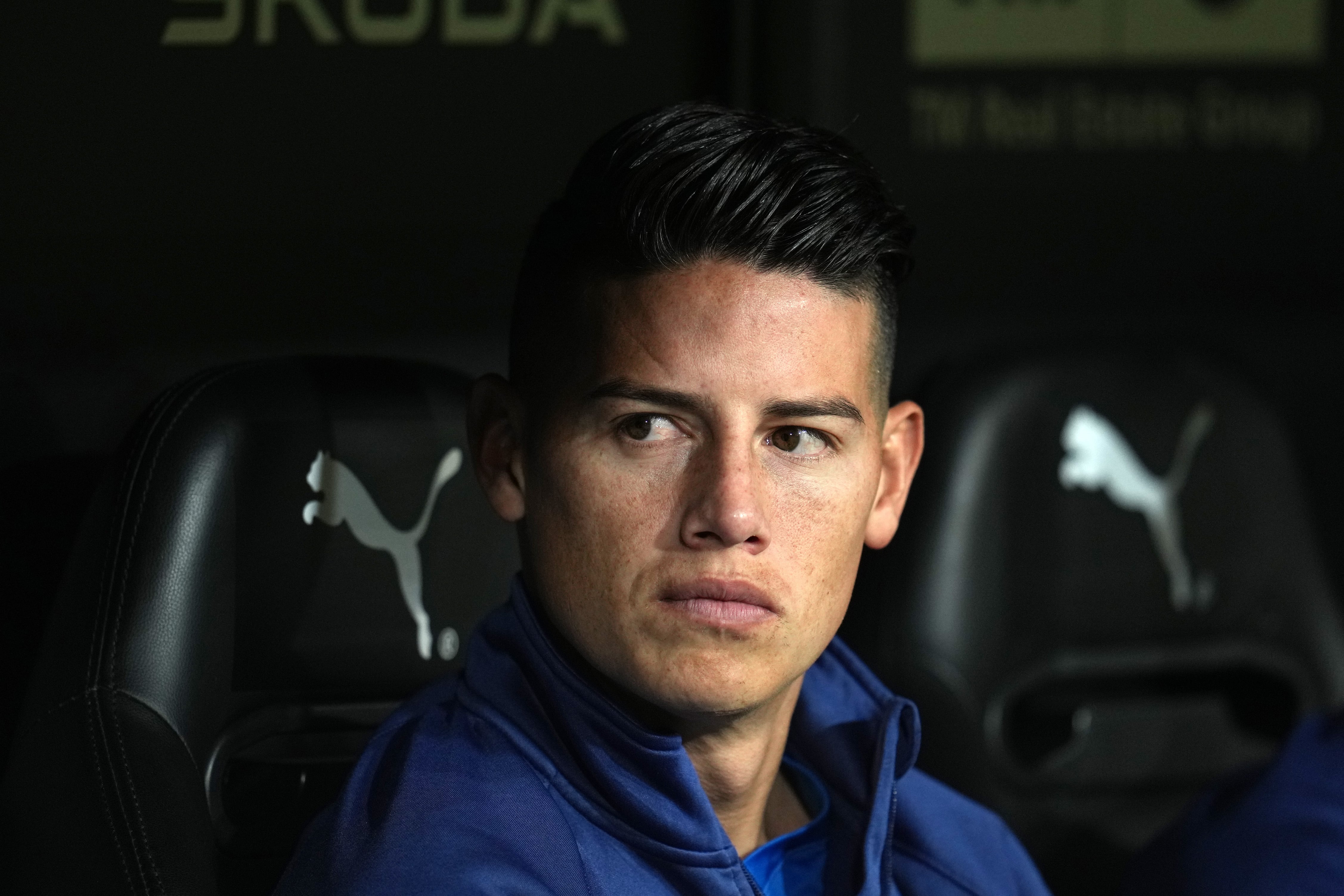 James Rodríguez permaneció en el banco de suplentes durante el juego del Rayo en campo del Valencia. (Photo by Aitor Alcalde/Getty Images)