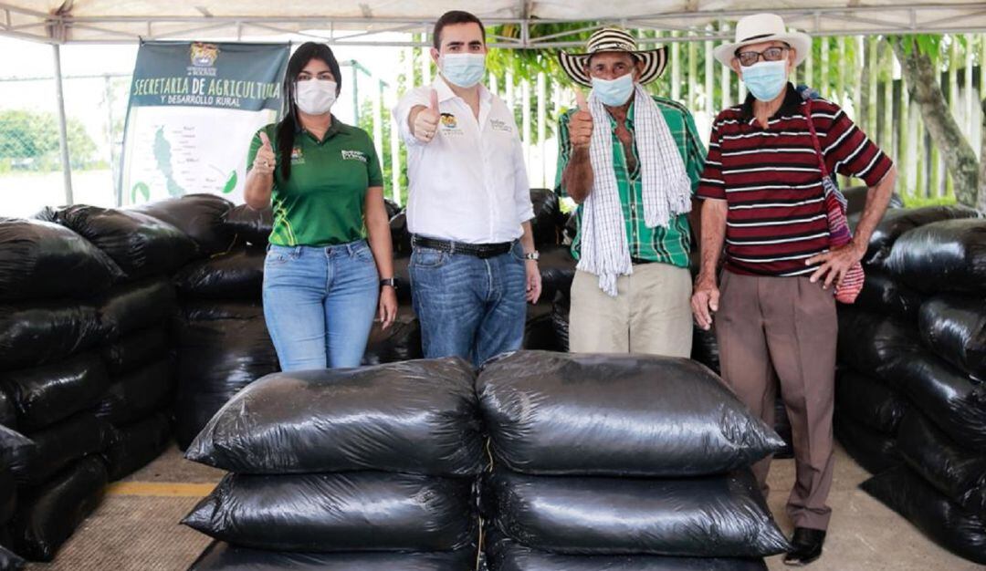 Unos 35 pequeños productores recibieron ayuda para los animales que sufren por los cambios climáticos.