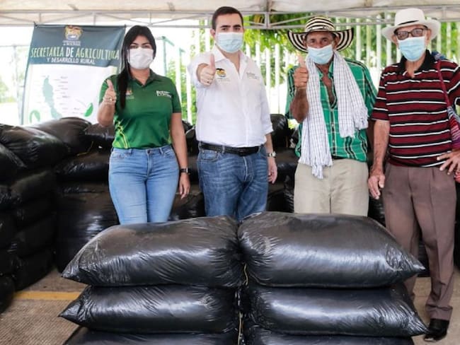 Unos 35 pequeños productores recibieron ayuda para los animales que sufren por los cambios climáticos.