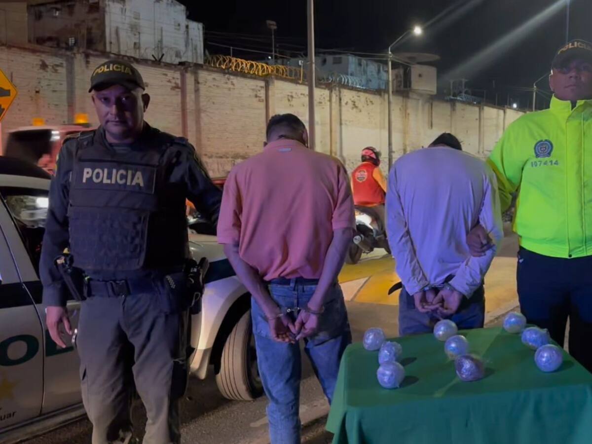Capturados dos hombres que lanzaban esferas con estupefacientes a la cárcel Modelo