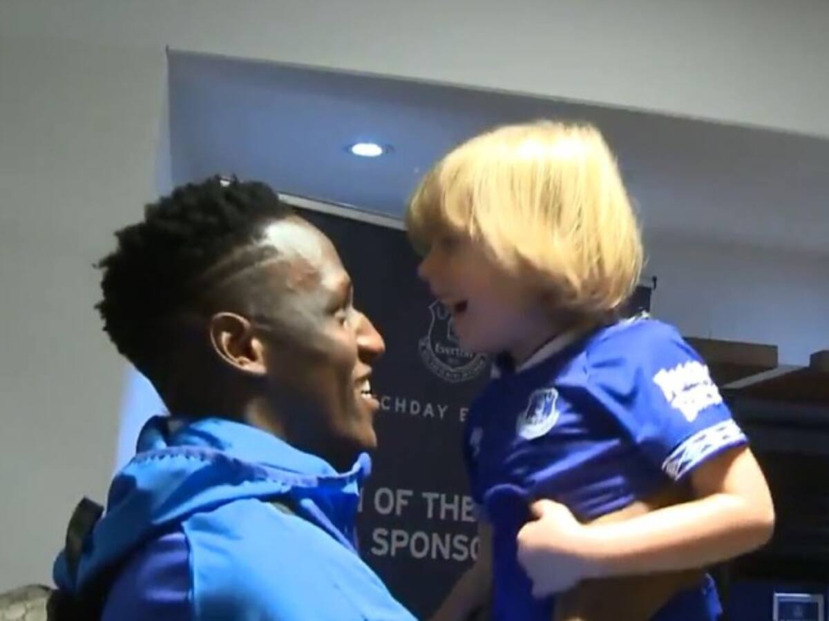 Nunca deja el carisma: Yerry Mina y su alegría compartiendo con un niño