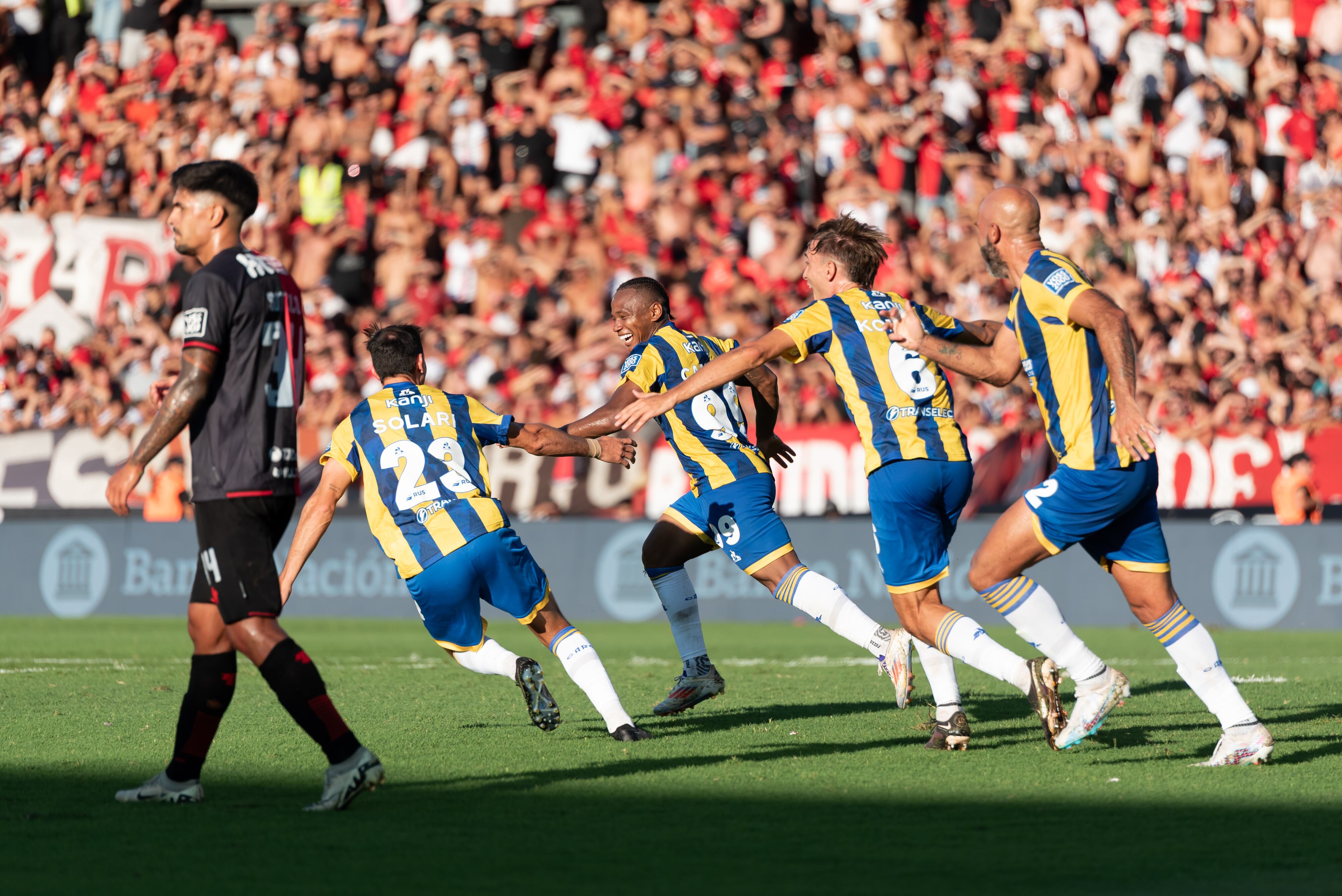 Jáminton Campaz festeja su gol en el clásico ante Newell's Old Boys.  (Photo by Mateo Occhi/Getty Images)