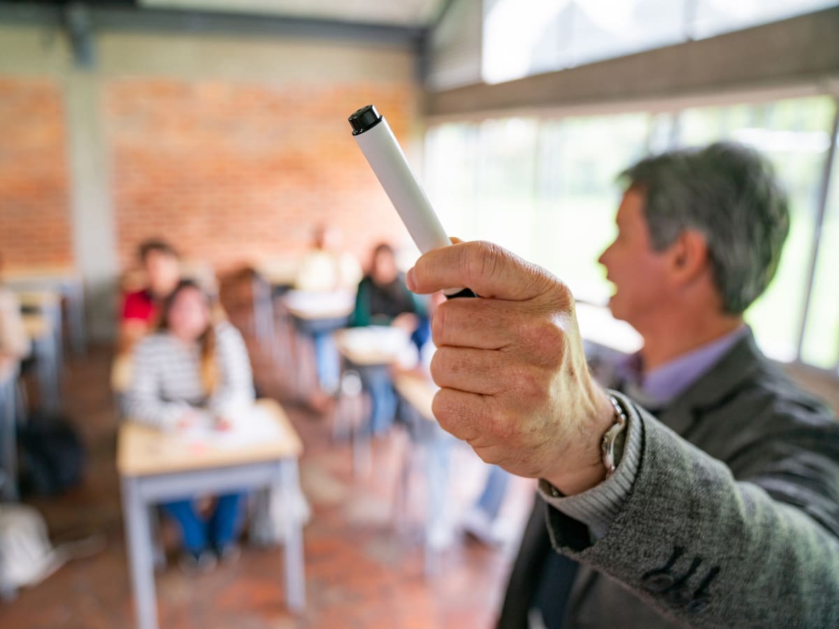 “Si los niños tienen acceso a celulares en el aula, se distraen y no aprenden”: analista de la OCDE