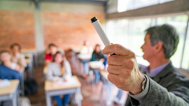 “Si los niños tienen acceso a celulares en el aula, se distraen y no aprenden”: analista de la OCDE