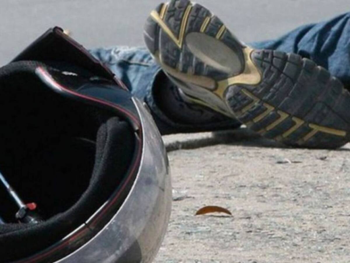 En coma inducido motociclista que se enredó en cables que tumbó un camión