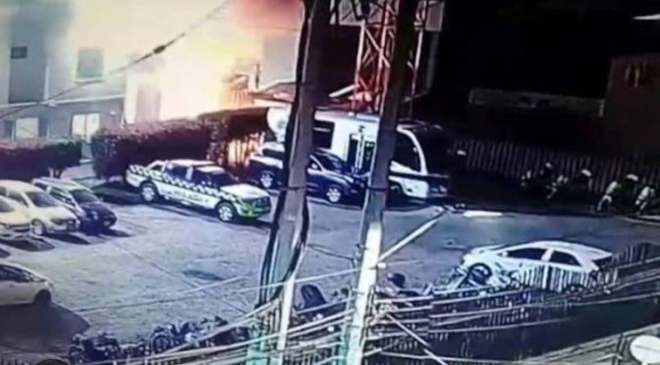 Momento del incendio en la estación de Policía de Funza que dejó 5 personas fallecidas y 7 heridas.