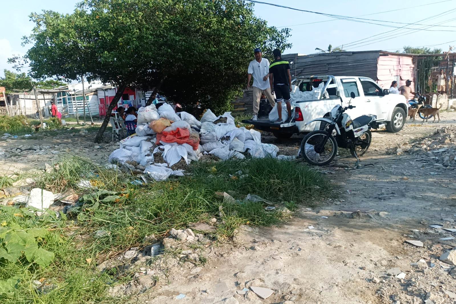 Sorprenden a particulares arrojando escombros en el sector 11 de noviembre