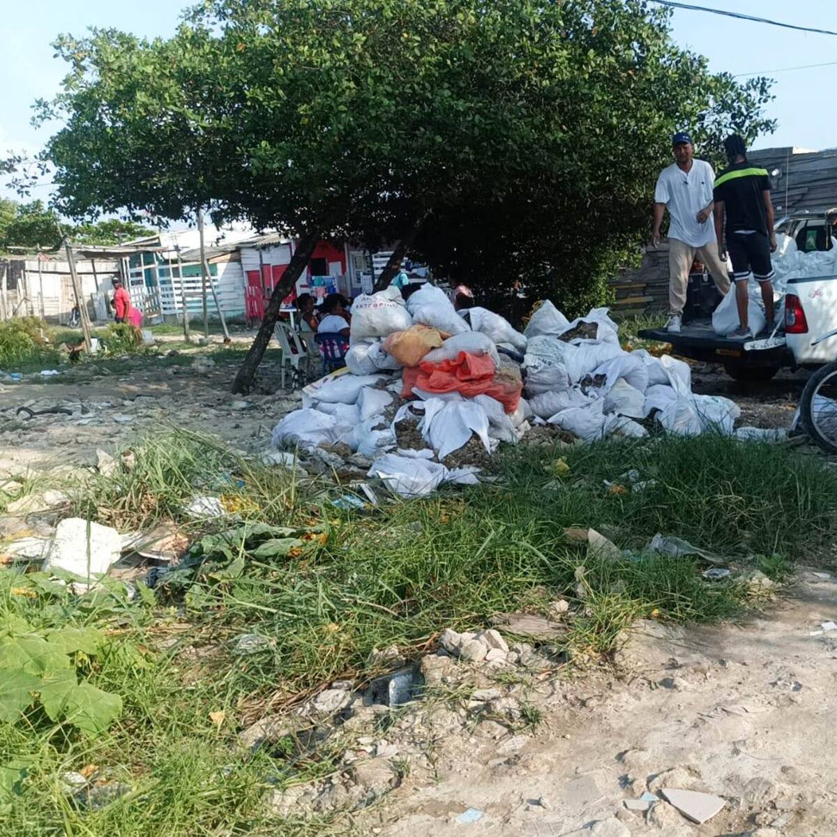 Sorprenden a particulares arrojando escombros en el sector 11 de noviembre