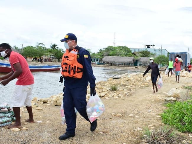 Armada participa en entrega de ayudas en Isla Tintipán, Bolívar