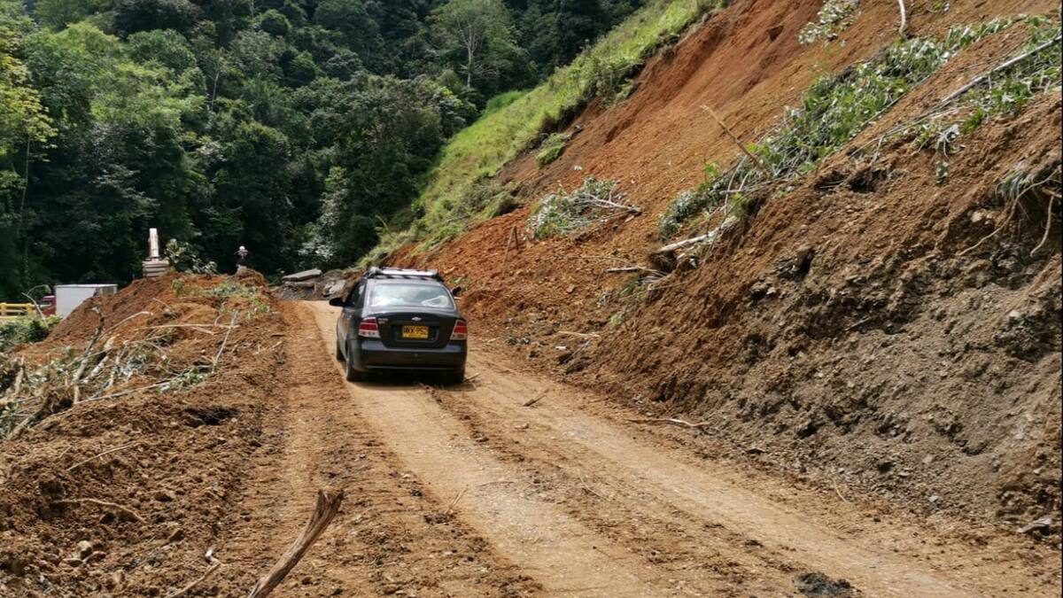 Una persona muerta y otra desaparecida por deslizamiento de tierra en vía Medellín-Quibdó