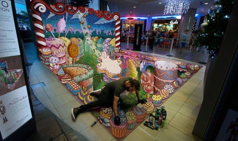 Tony Cuboliquido y una de sus obras