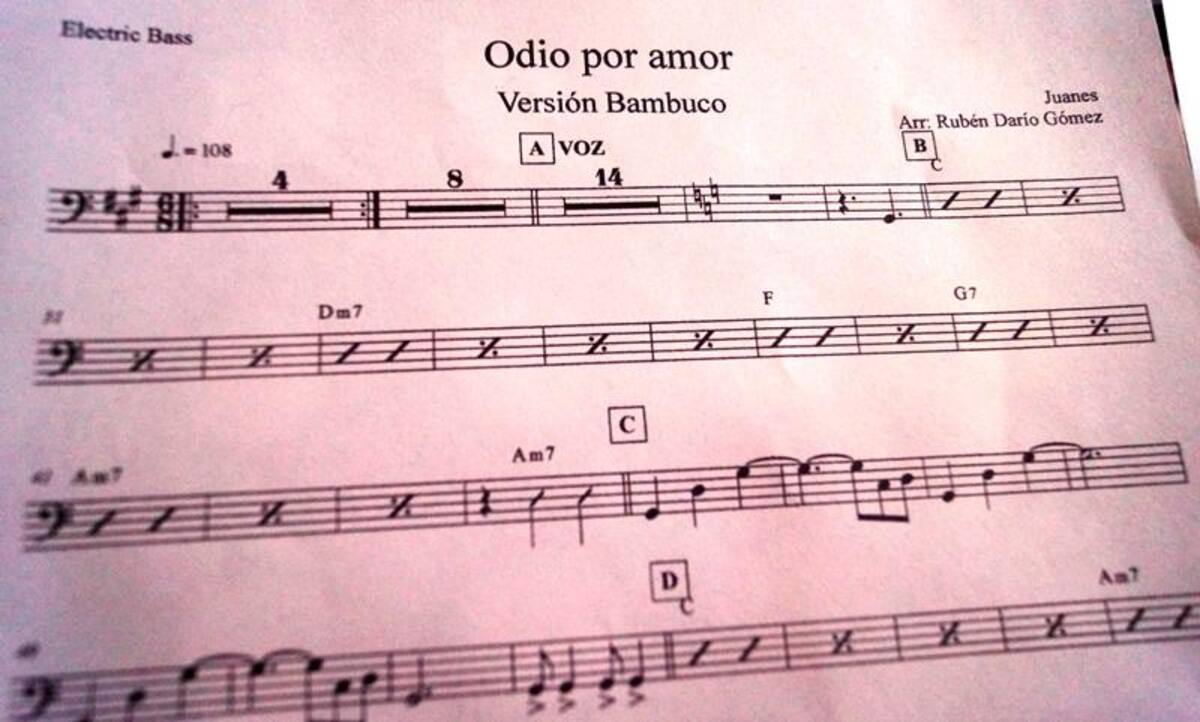 Juanes aprobó las coreografías y partituras previamente ensayadas por los jóvenes de las organizaciones musicales.