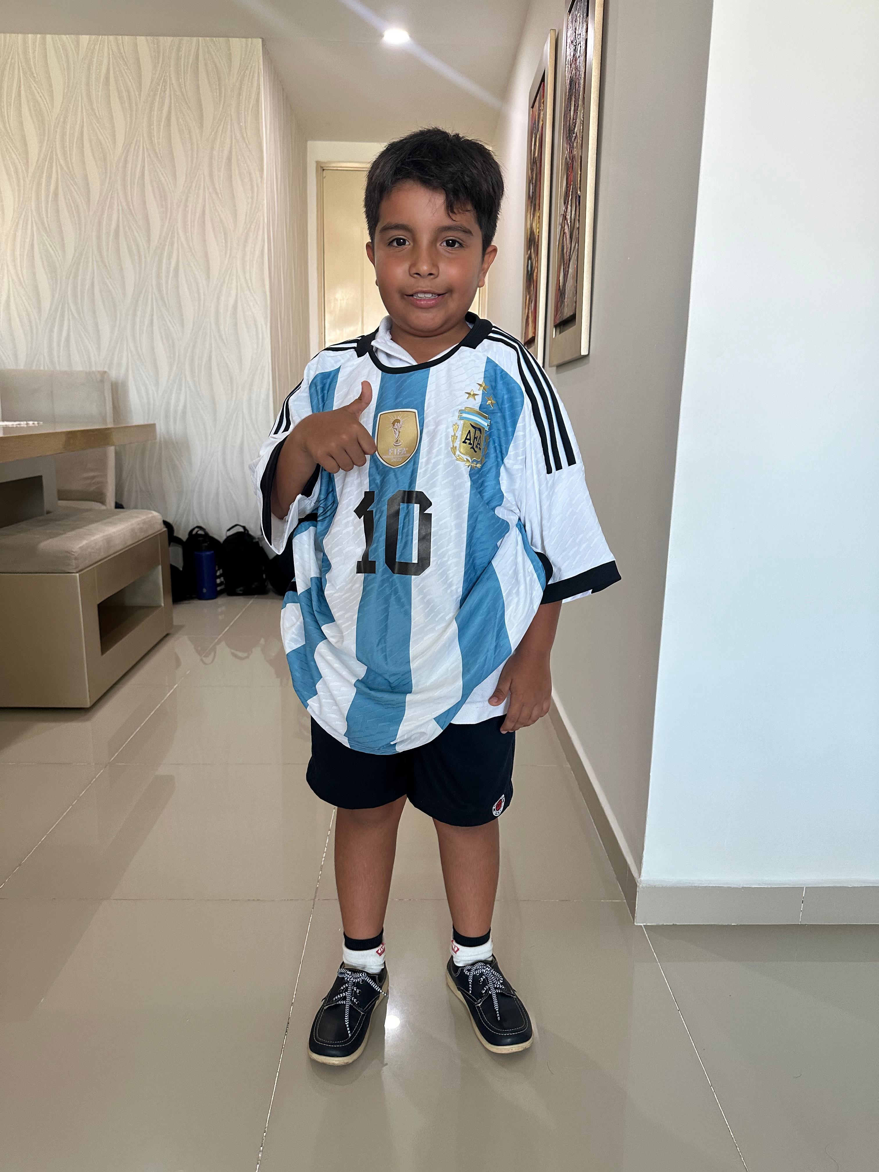 Sebastián García con la camiseta de Lionel Messi