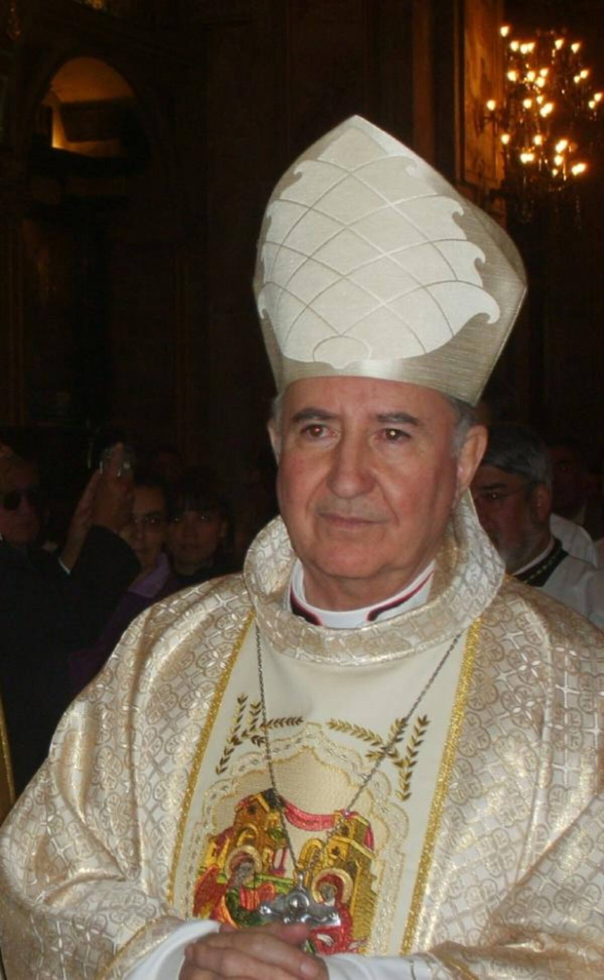 Francisco Javier Cardenal Errázuriz Ossa, tiene 79 años, es Arzobispo Emérito de Santiago de Chile.