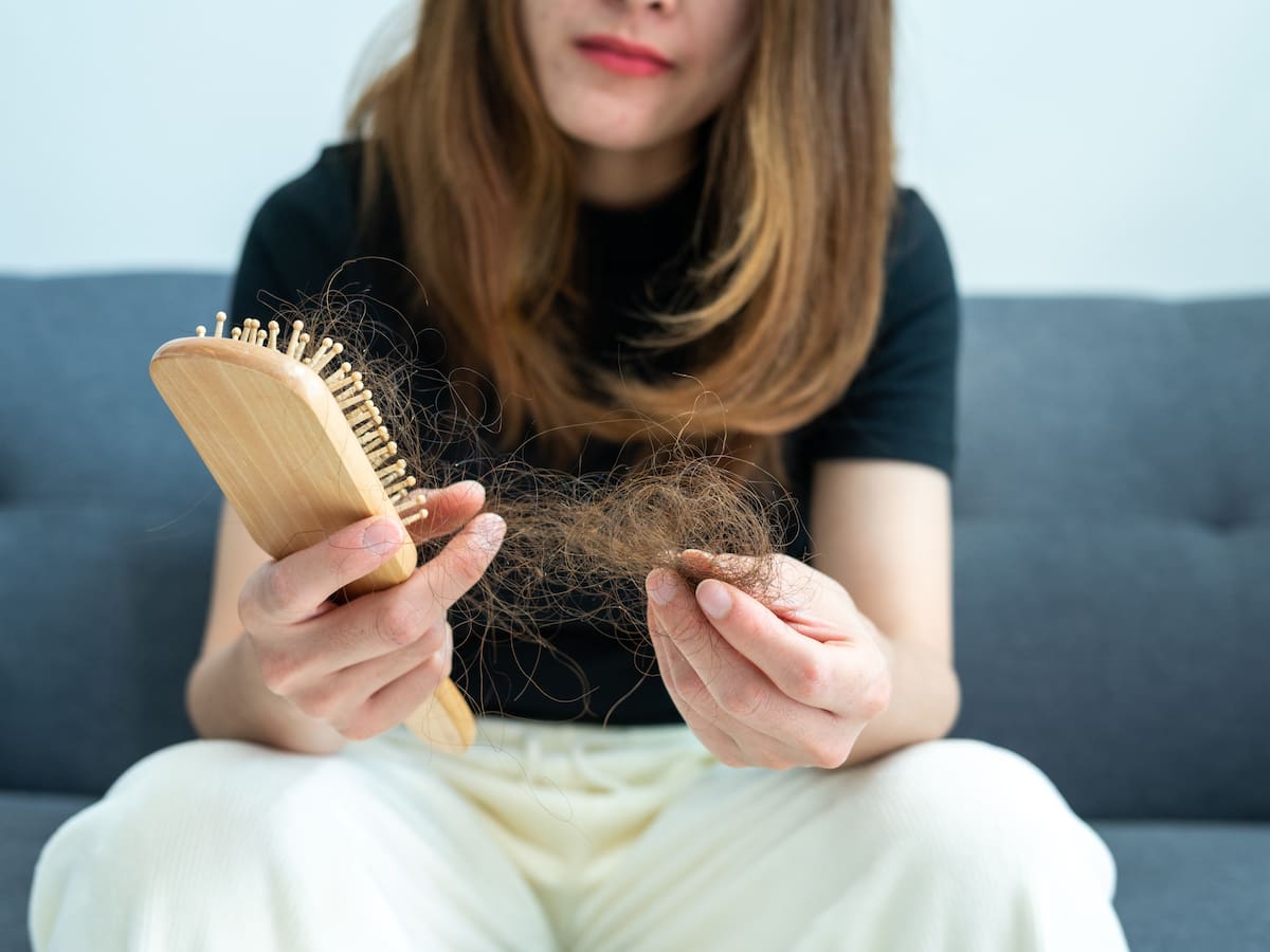 Hábito sencillo para evitar la caída del cabello, según dermatóloga: Cada cuánto hacerlo