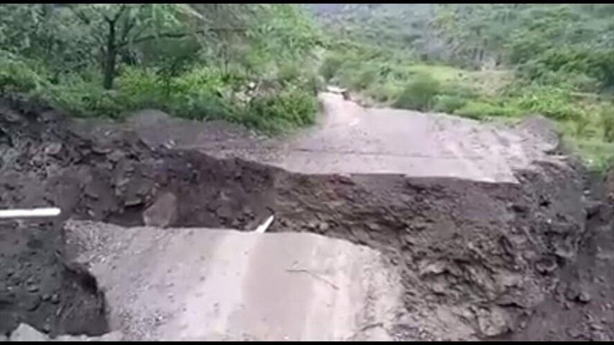 Falla geológica produjo enormes grietas en vía entre Boyacá y Santander. Foto: Cortesía/ Defensa Civil Colombiana.