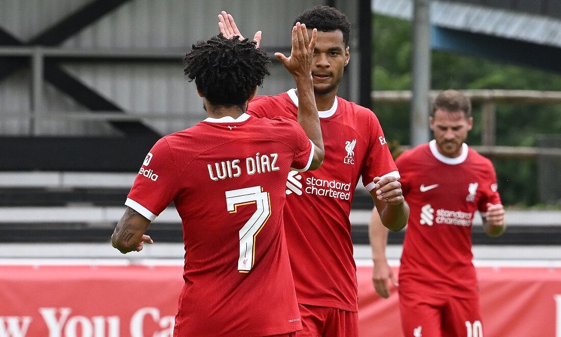 Luis Díaz celebra con Cody Gakpo su primer gol de la temporada (Photo by Nick Taylor/Liverpool FC/Liverpool FC via Getty Images)