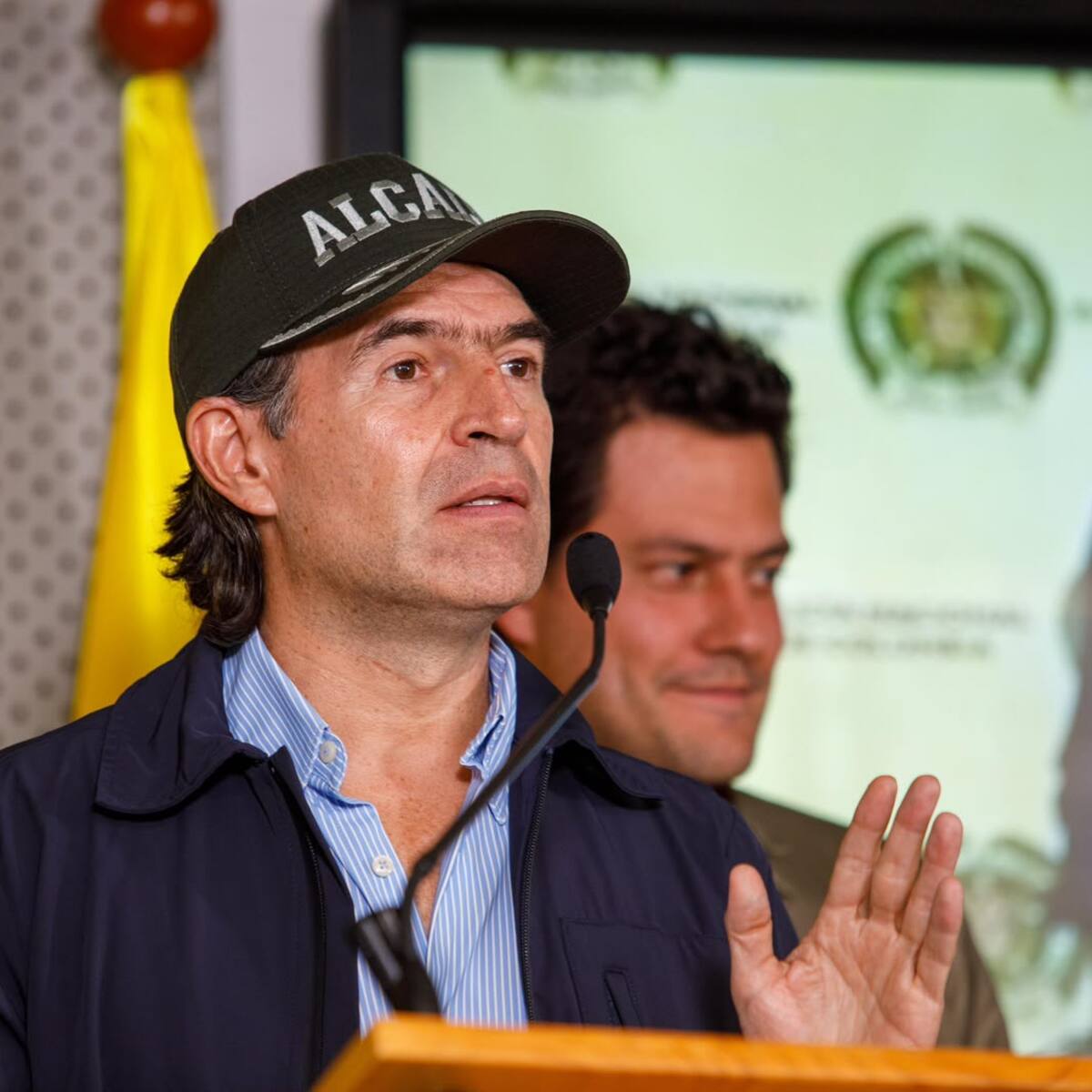 Locales comerciales y la tanqueta de la policía fueron impactados con balas de arma de fuego: Fico