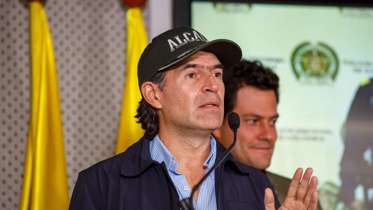Locales comerciales y la tanqueta de la policía fueron impactados con balas de arma de fuego: Fico