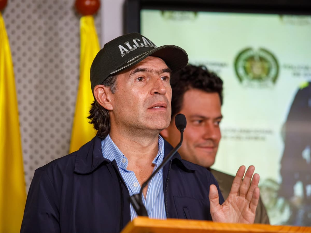 Locales comerciales y la tanqueta de la policía fueron impactados con balas de arma de fuego: Fico