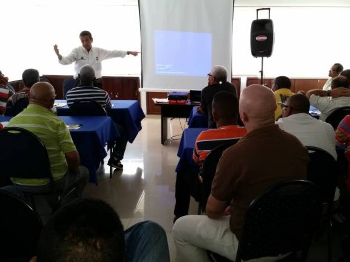 En Cartagena capacitan a taxistas en prevención vial y atención al usuario