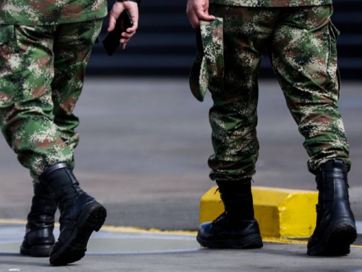 Corte revisa si militares pueden llevar de la mano a su pareja en uniforme