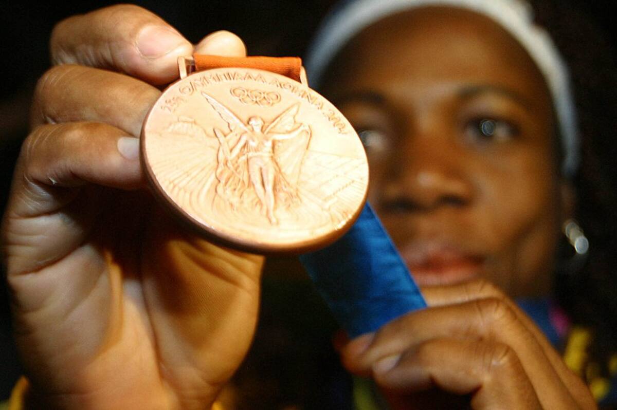 Mabel Mosquera logró hacerse con la medalla de bronce en Atenas 2004 en la competencia de halterofilia (levantamiento de pesas) de 53 kg.
