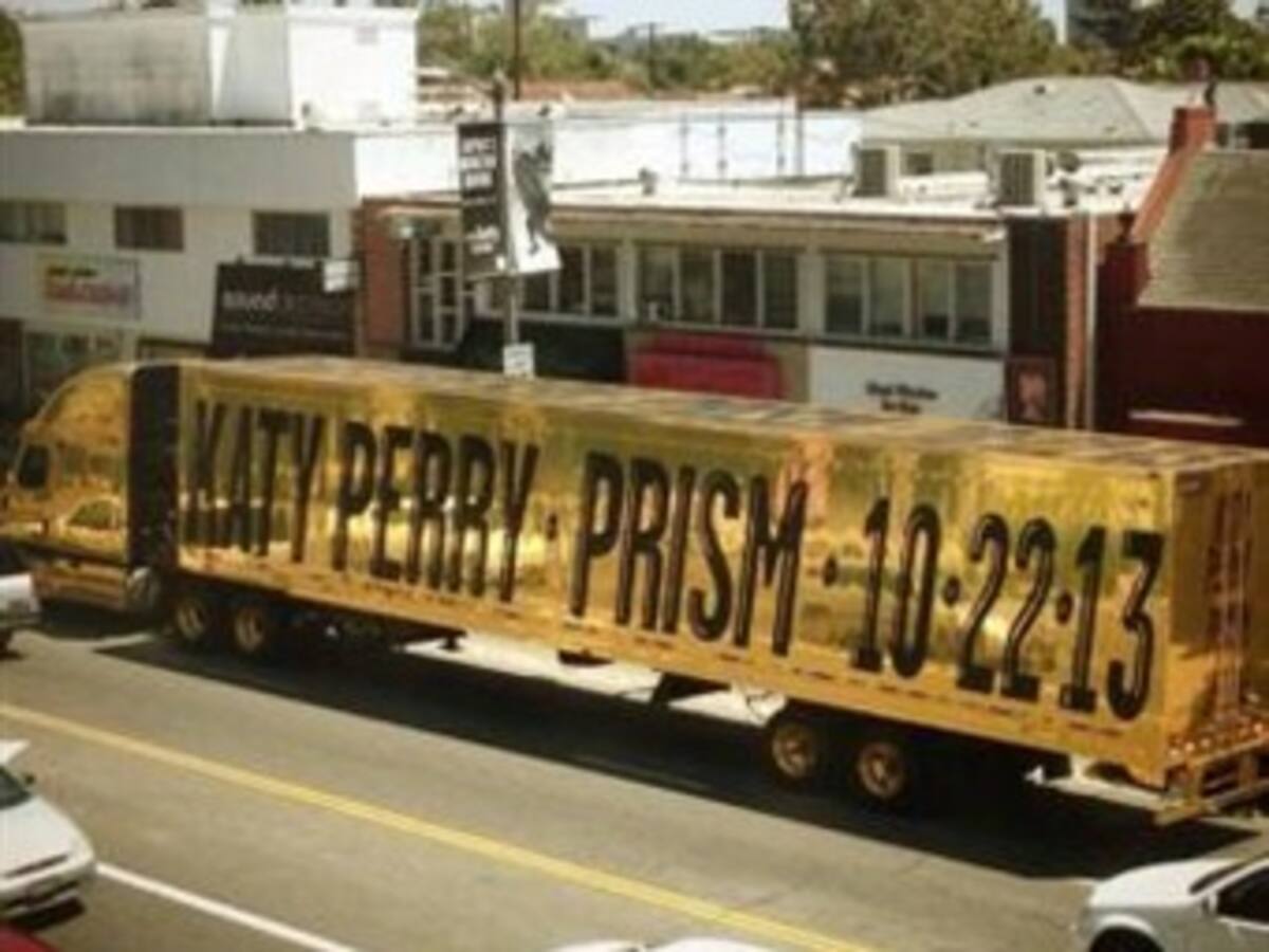 Katy Perry anuncia con un camión dorado la publicación en octubre de "Prism"