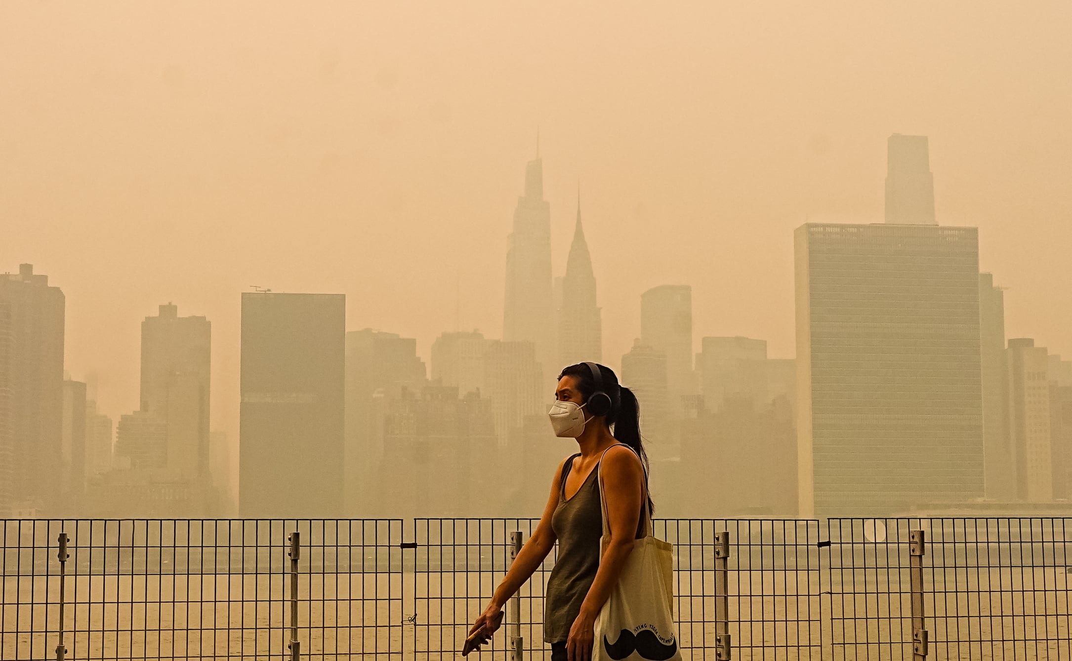 La agencia AirNow confirmó que la densa capa de humo que reduce la calidad de aire en Nueva York ocurre, entre otras cosas, por cuenta de incendios en Canadá.
(Foto:   Selcuk Acar/Anadolu via Getty Images)