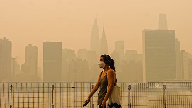La agencia AirNow confirmó que la densa capa de humo que reduce la calidad de aire en Nueva York ocurre, entre otras cosas, por cuenta de incendios en Canadá.
(Foto: Selcuk Acar/Anadolu via Getty Images)